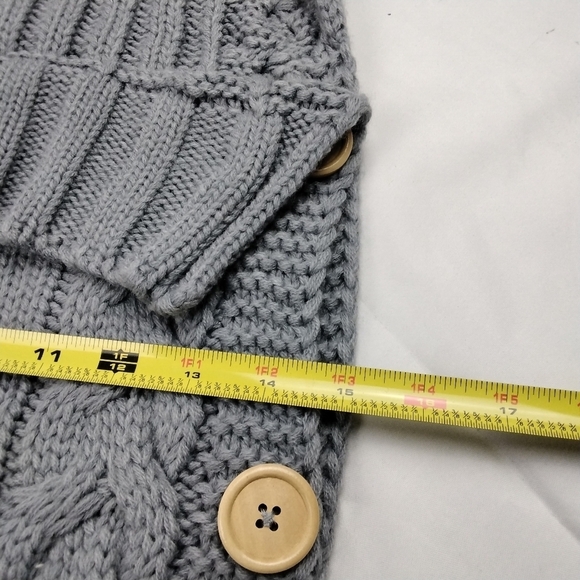 Cable knit grey hooded blanket with wooden buttons - Picture 3 of 5